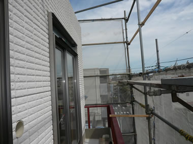 新築3階建1K11室　ピュア氷川台三番館 建物外壁材取付作業中